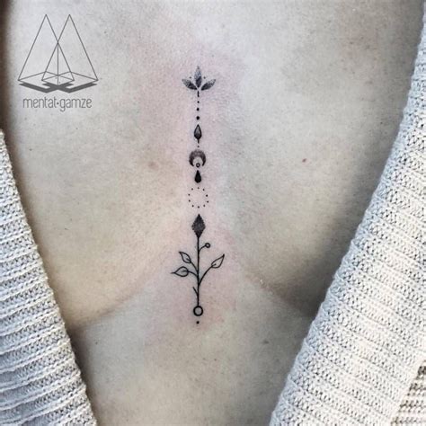 tatuajes para mujeres entre los senos|92 ideas de Tattoo para el entre seno 